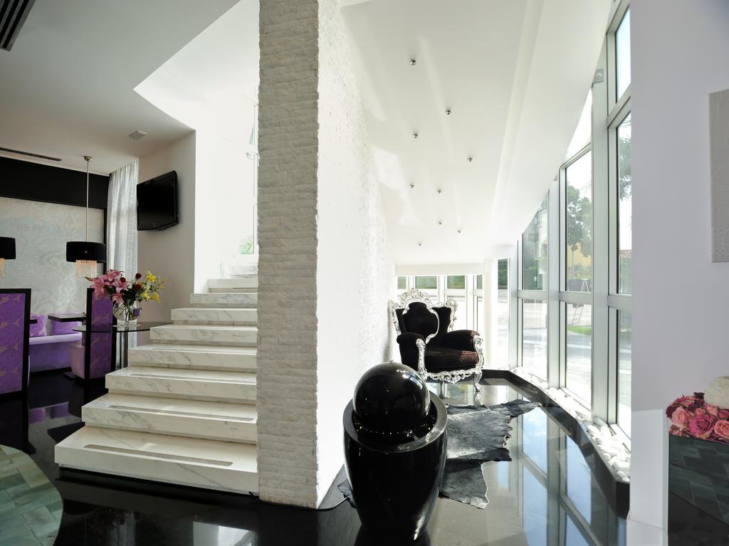 Hotel In - Lounge Room Cazzago  ภายนอก รูปภาพ