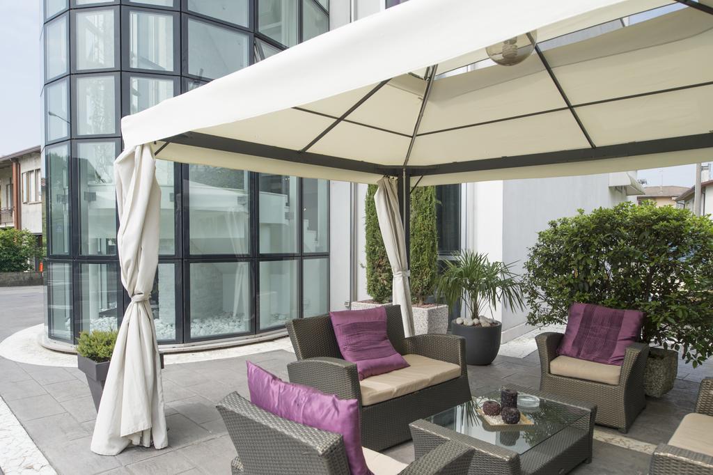 Hotel In - Lounge Room Cazzago  ภายนอก รูปภาพ
