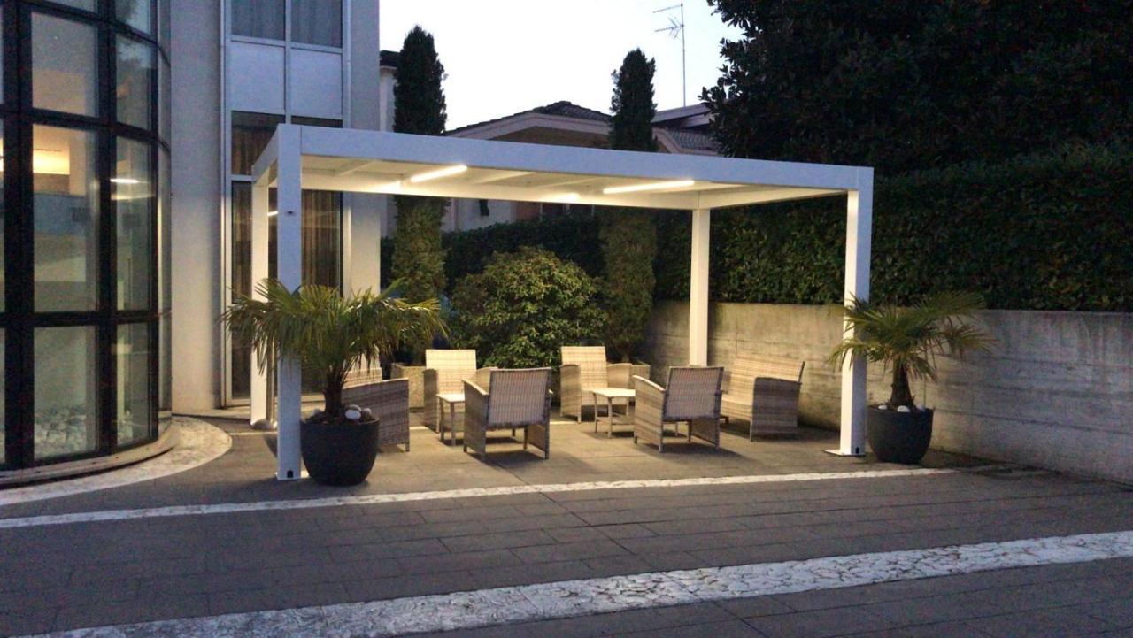 Hotel In - Lounge Room Cazzago  ภายนอก รูปภาพ